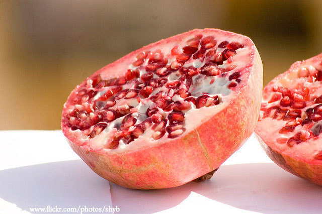절반으로 나눠진 석류