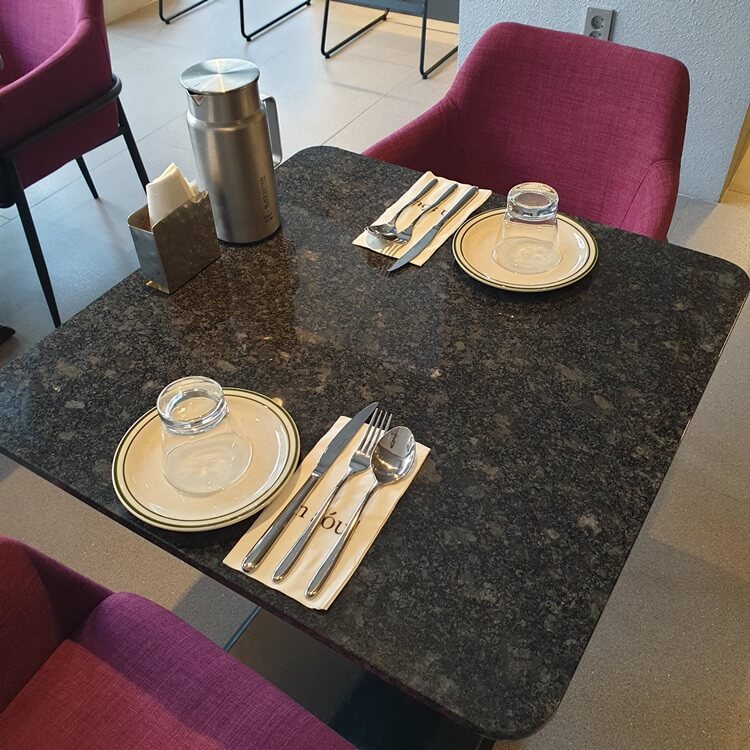 인소울-2인테이블에는-수저와-포크-나이프와-접시와-물컵이-세팅되어있다