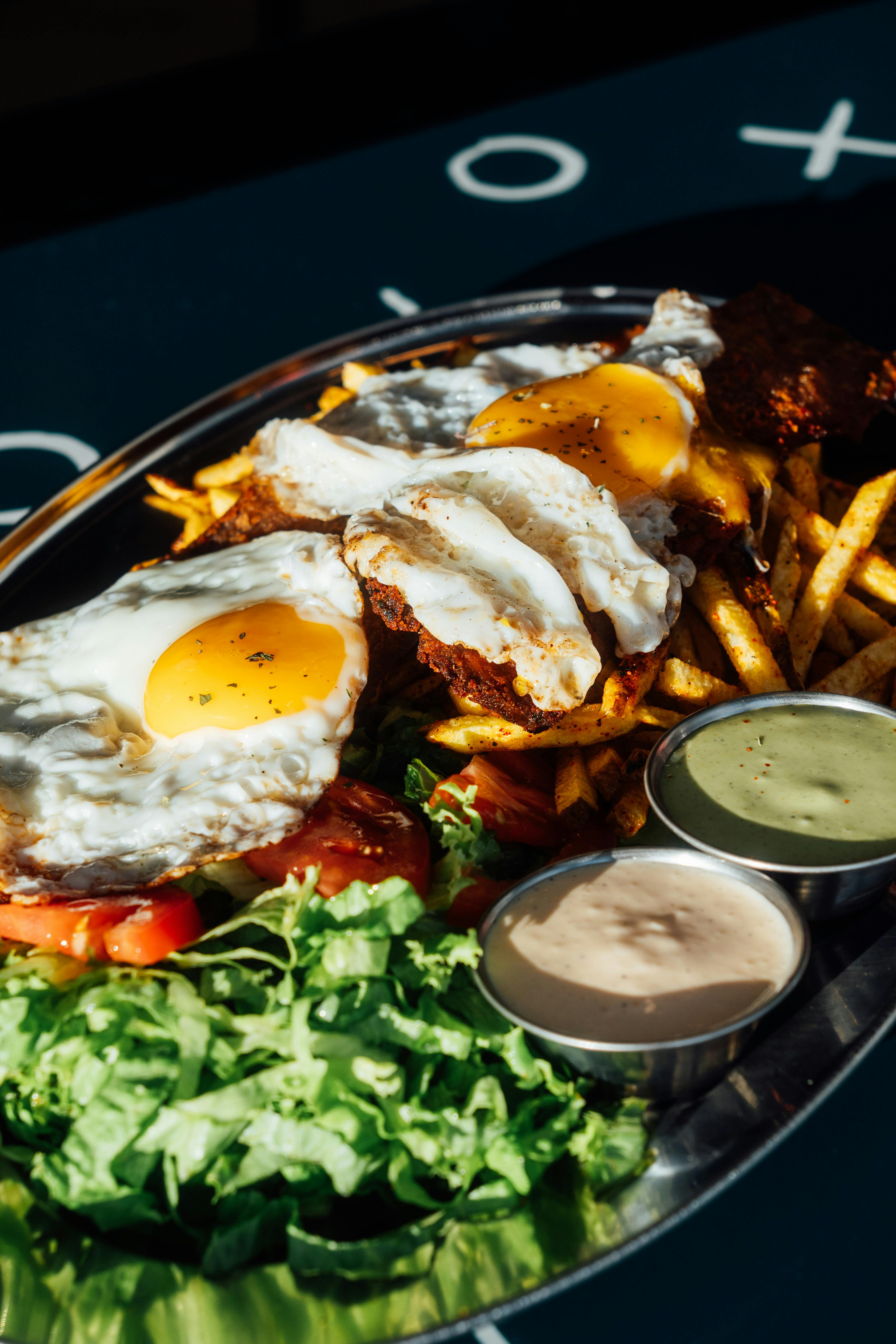 계란 프라이와 감자튀김에 트러플 오일을 더한 요리 사진