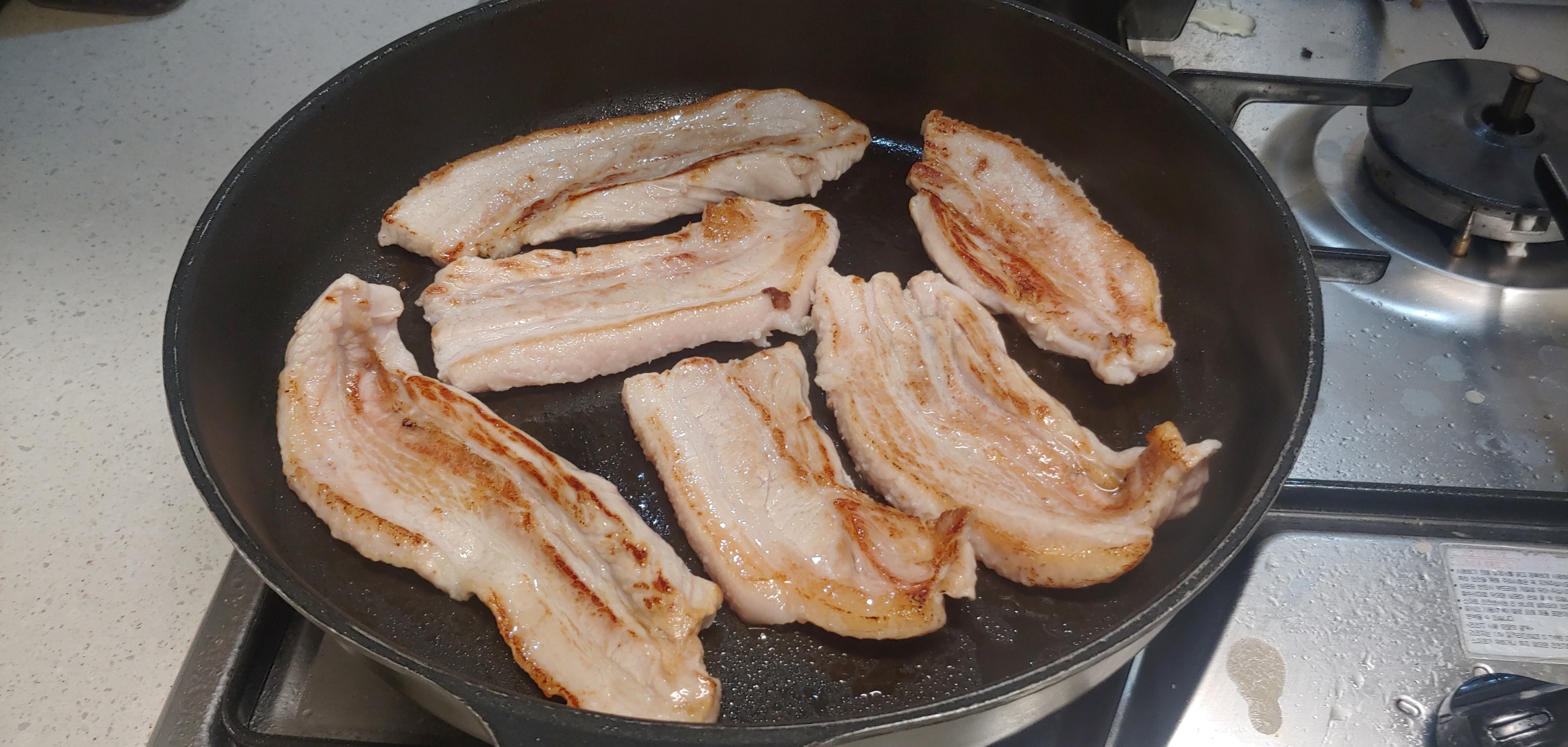 고기 겉면만 강불로 갈색이 될 때 까지 익히기. 어차피 졸이니까 완전히 구울 필요없음.