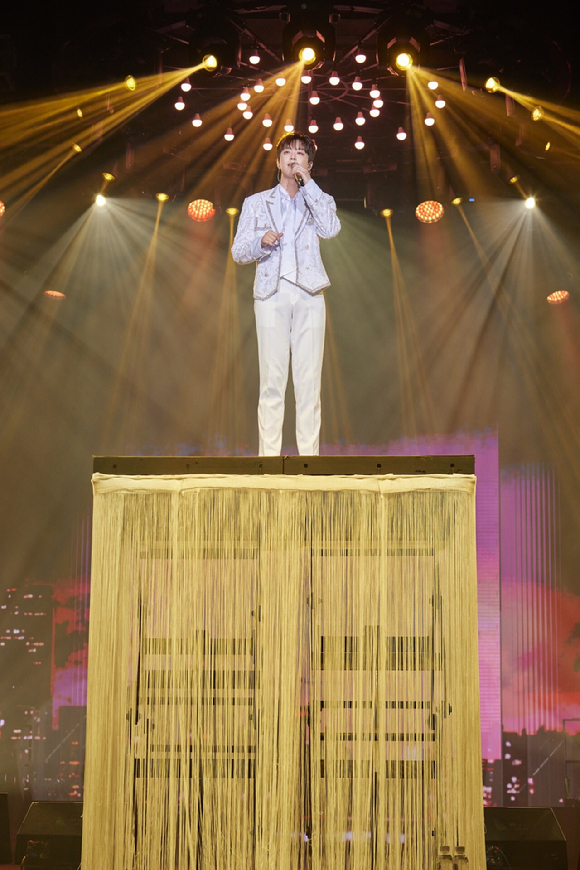 가수 이찬원이 올림픽홀에서 &#39;2023 이찬원 콘서트 ONE DAY&#39; 서울 앙코르 콘서트에서 노래하고 있다. [사진=대박기획]
