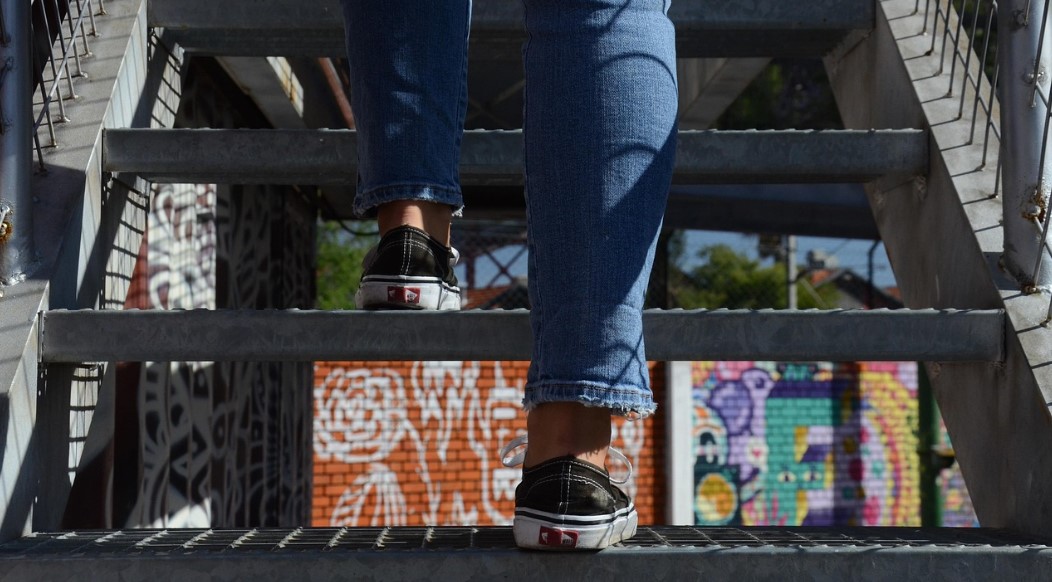 한 단계 한 단계 올라가는 청년의 발걸음