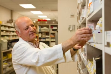 약-고르는-약사-이미지