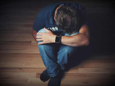 웅크리고 있는 남성의 모습