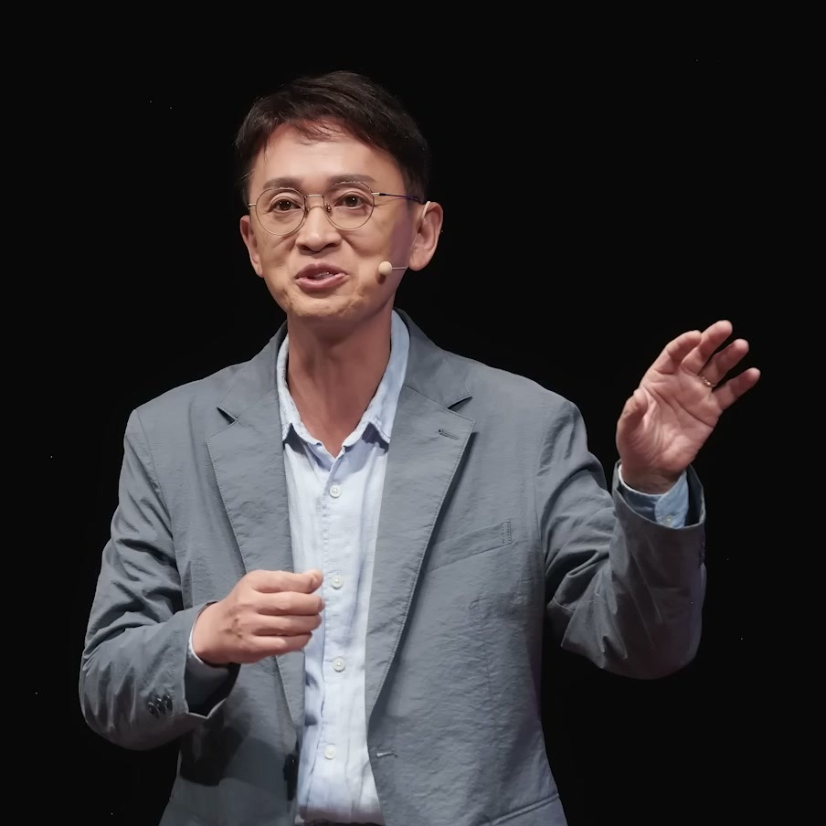 강연자 김민식 작가의 상반신 인물 사진.