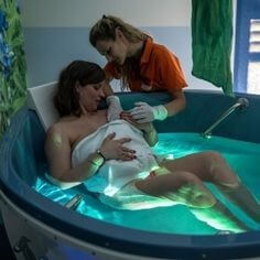 수중분만을-위해-욕조에-들어가-기다리는-산모