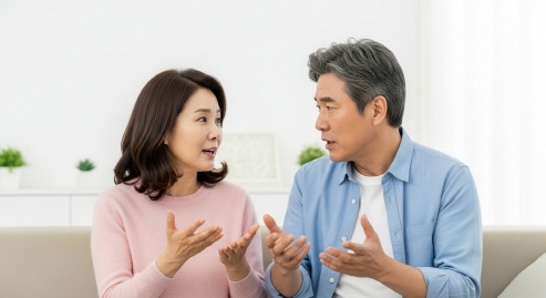 드라마 장면을 보며 중년 부부가 대화하는 모습