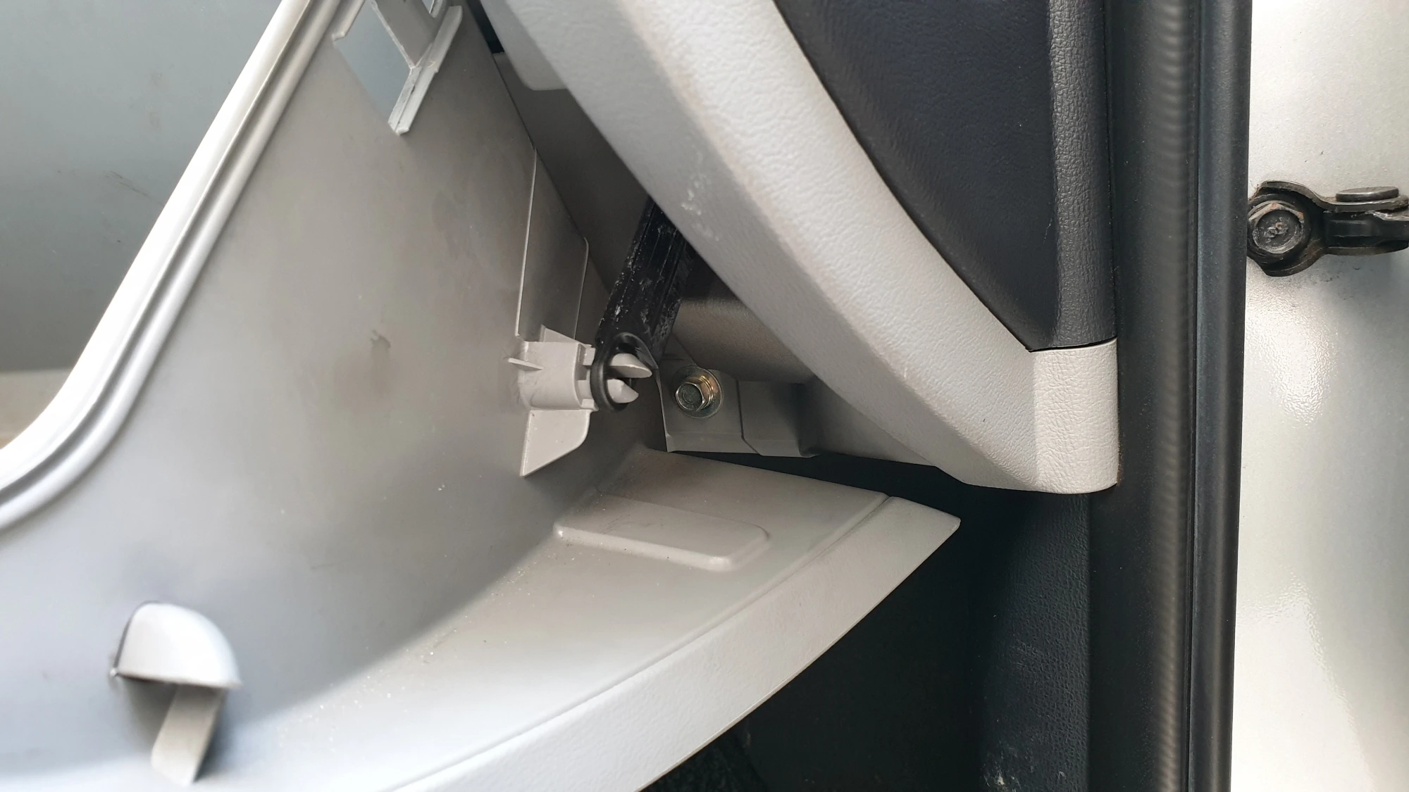 글로브박스 지지대