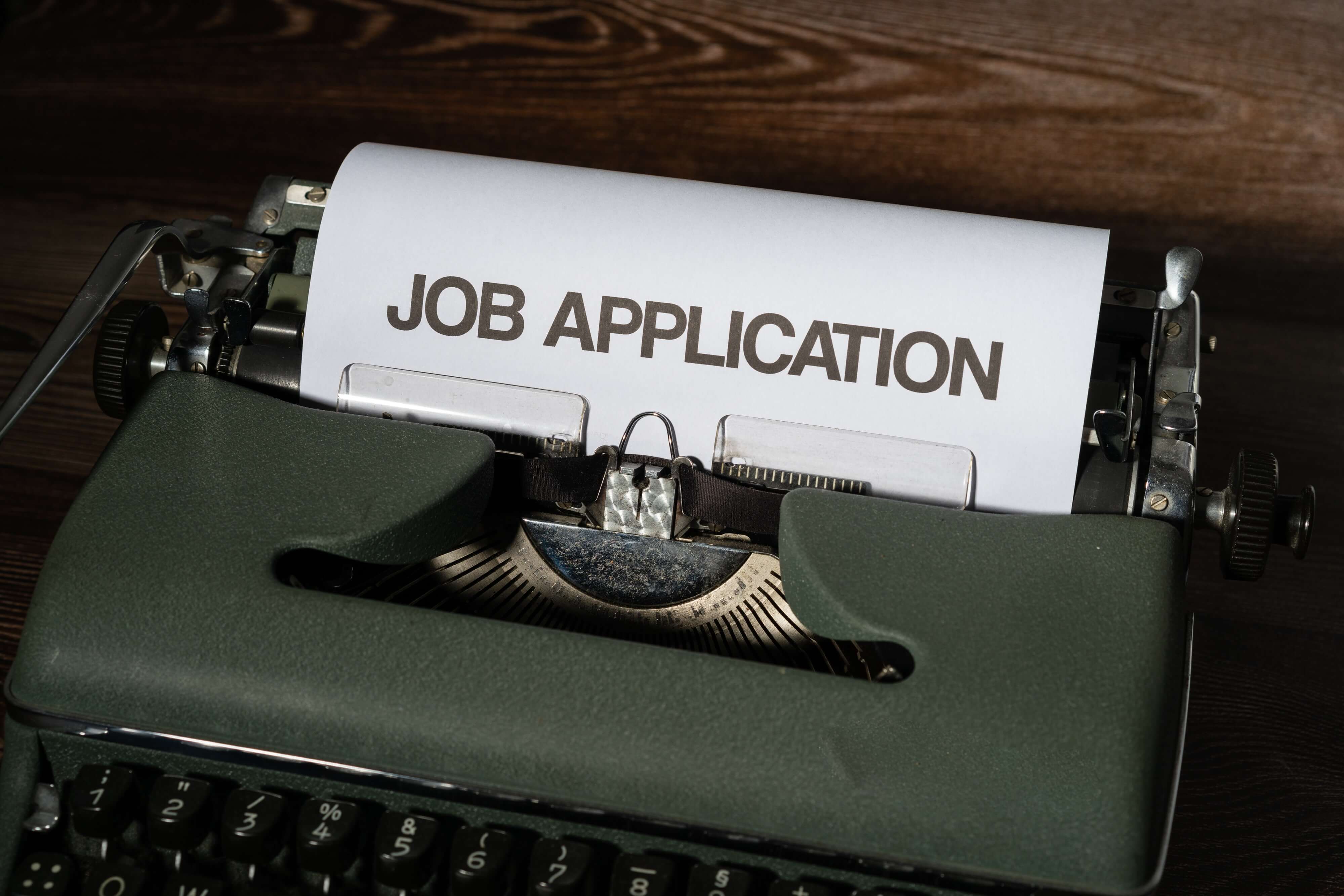 타자기에 JOB APPLICATION 이라고 프린트된 종이가 나오는 장면