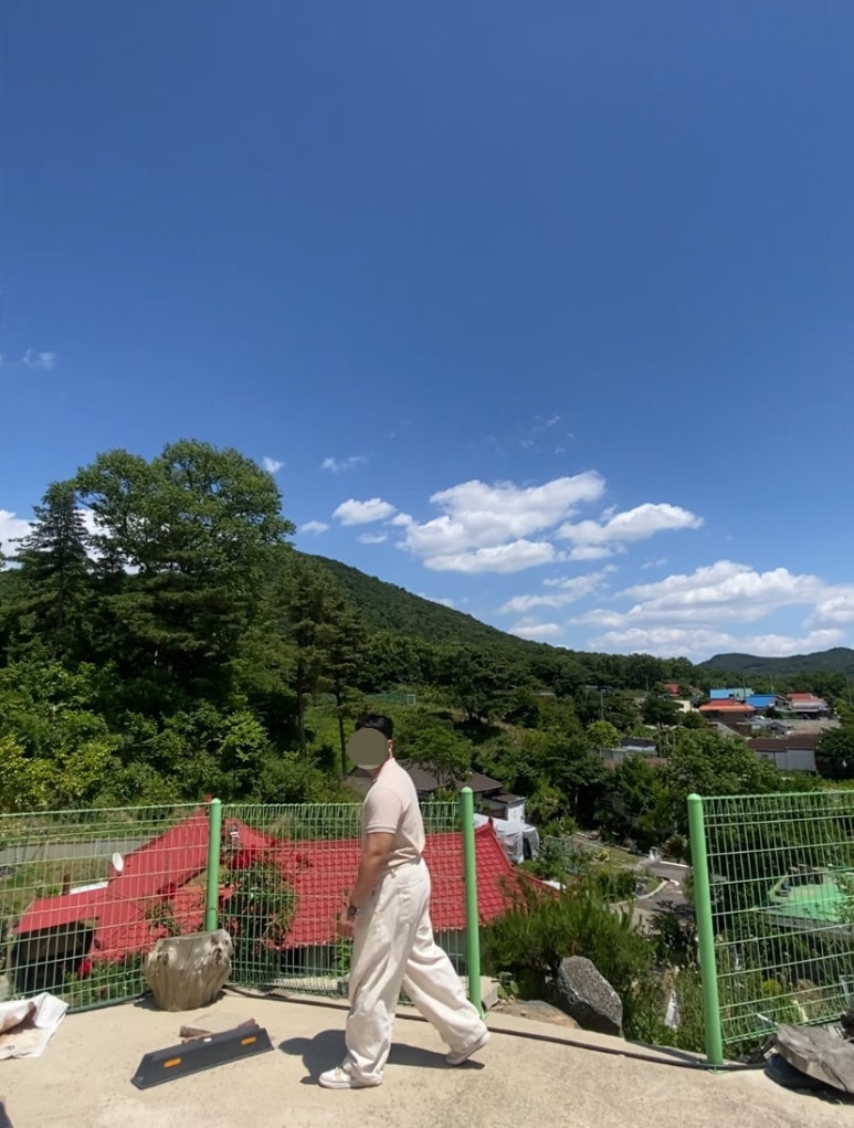 데일리룩(2024. 6. 1.)_라코스테 카라티 베이지, 루미녹스 7050 시계, 무신사스탠다드 무신사 데님 와이드 벌룬 팬츠 크림, 나이키 덩크로우 레트로 팀골드 화이트 베이지