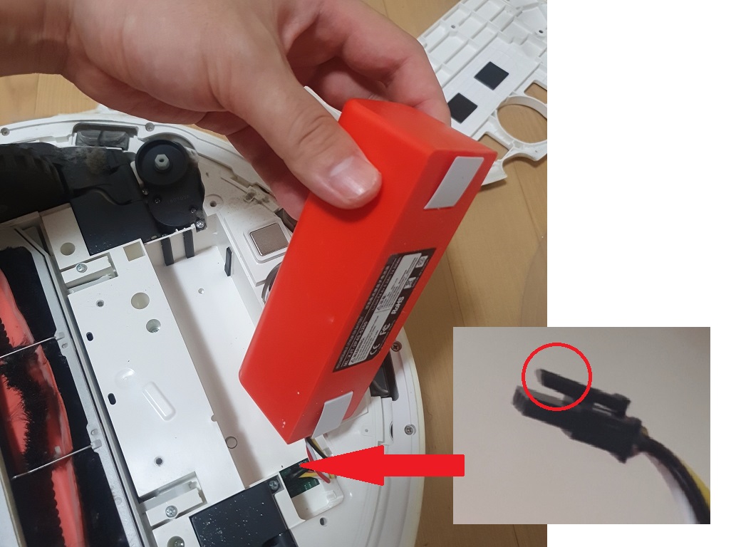 샤오미 로봇 청소기 새 배터리 장착 시 잭 방향 유의