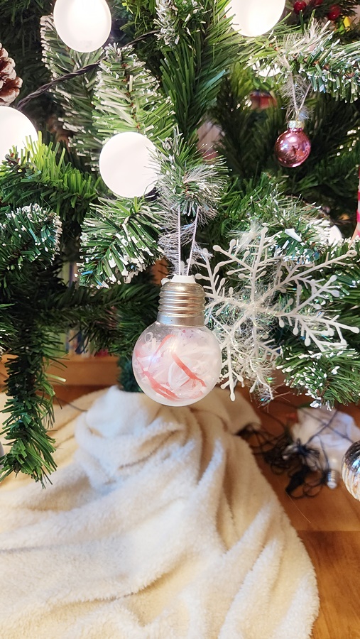 트리에 걸어준 전구장식