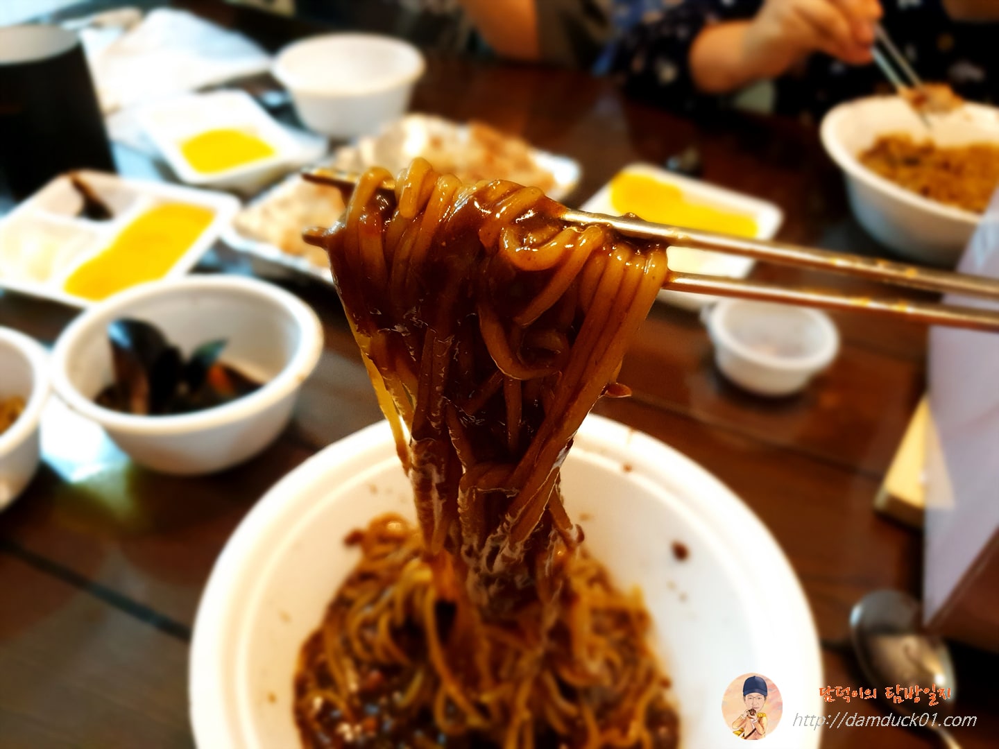 유니짜장 식사 시작