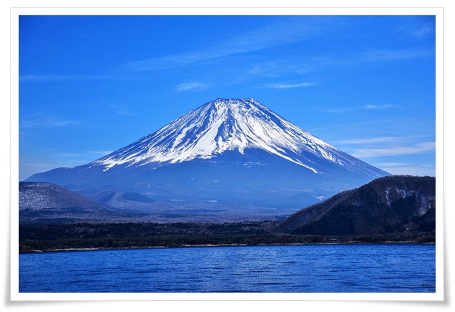 멀리 산위에 눈을 덮어쓴듯한 멋진 후지산의 모습이
신비롭고 아름다운 전경 사진