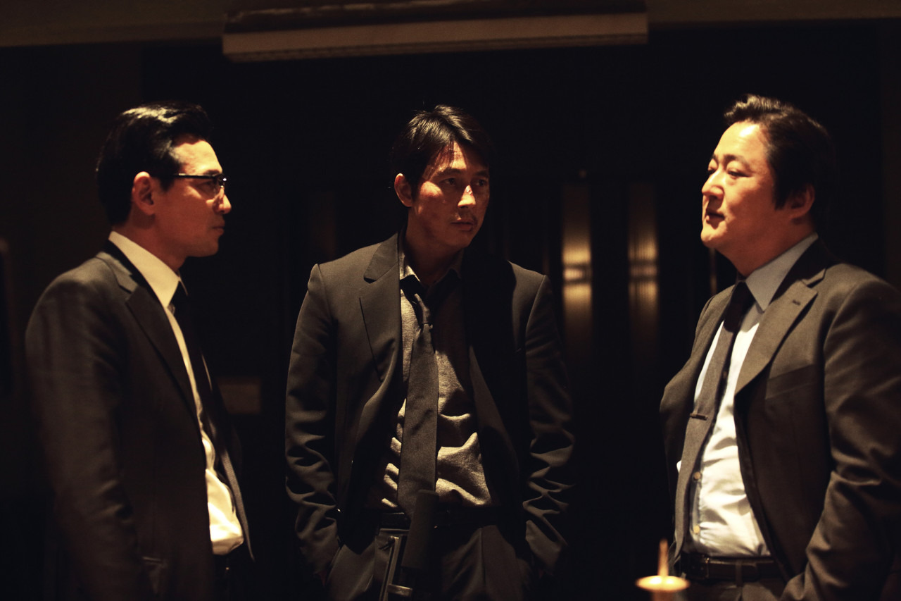 아수라 속 생존 본능, 권력의 괴물성, 인간성의 붕괴