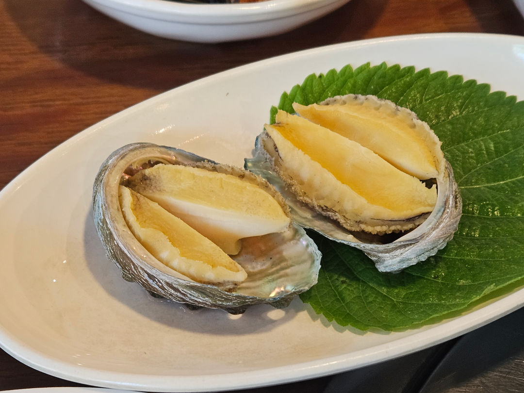 통영 돌문어 보쌈 전복찜