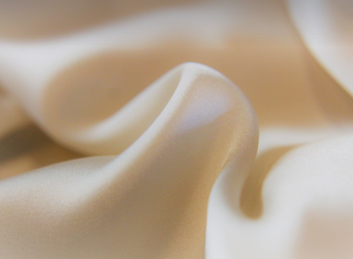 합성 단백질과 패션: 지속 가능한 섬유 산업의 변화