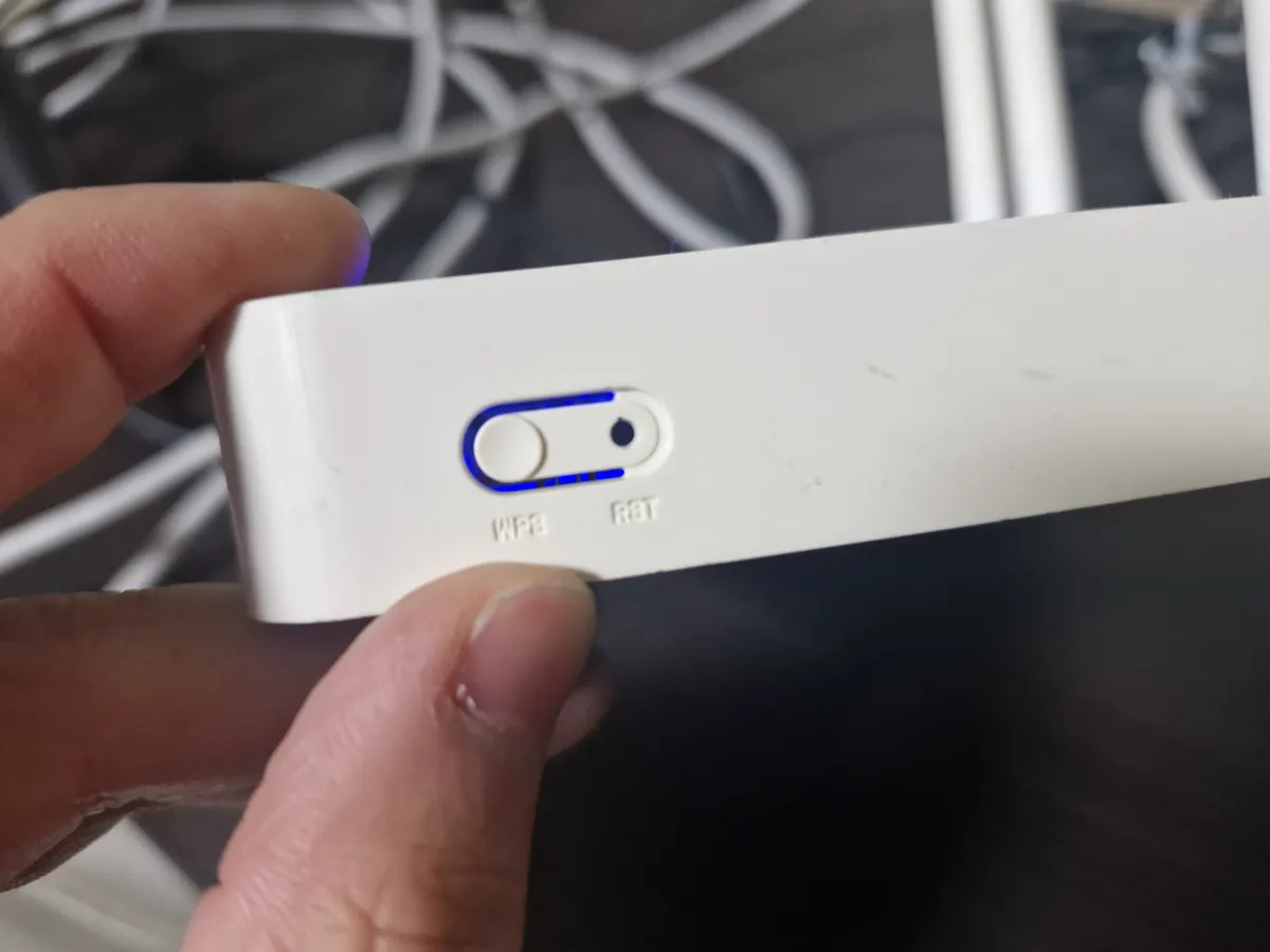 공유기-측면쪽에-누를수-있는-리셋버튼