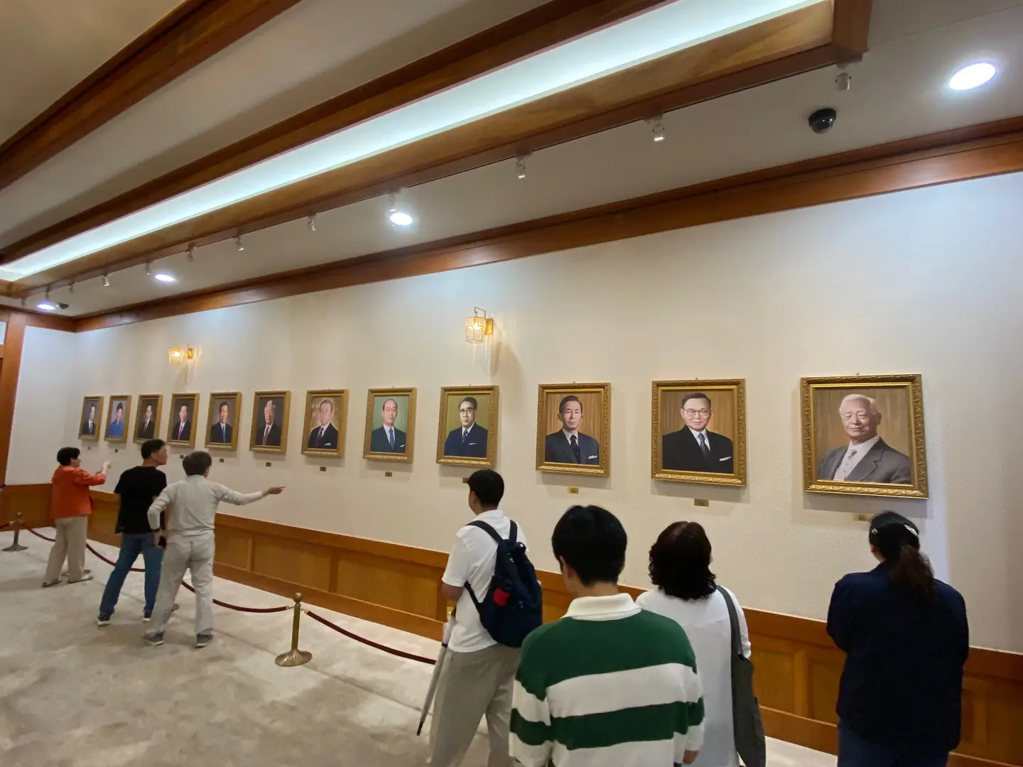 역대 대통령 12분의 초상화가 걸려있는 청와대 세종실
