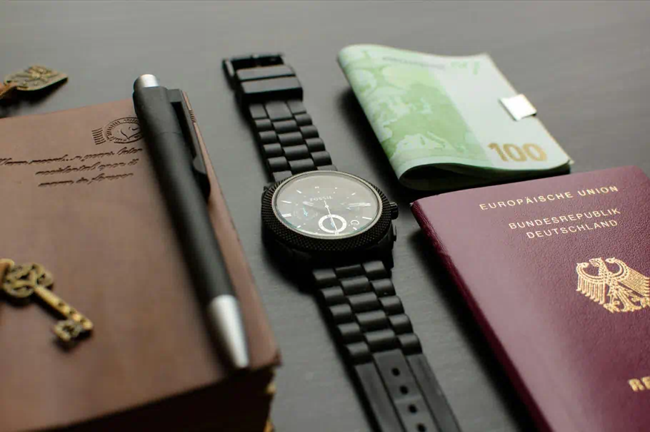 여권과 시계와 펜과 수첩의 사진