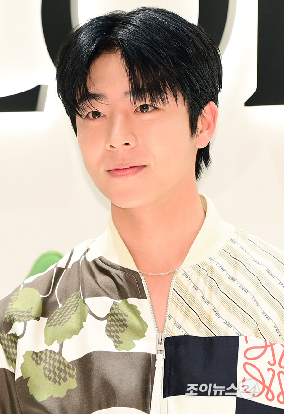 배우 채종협이 18일 오후 서울 서초구 신세계백화점 강남점에서 열린 로에베 팝업스토어 오픈 포토콜 행사에 참석하고 있다. [사진=정소희 기자]