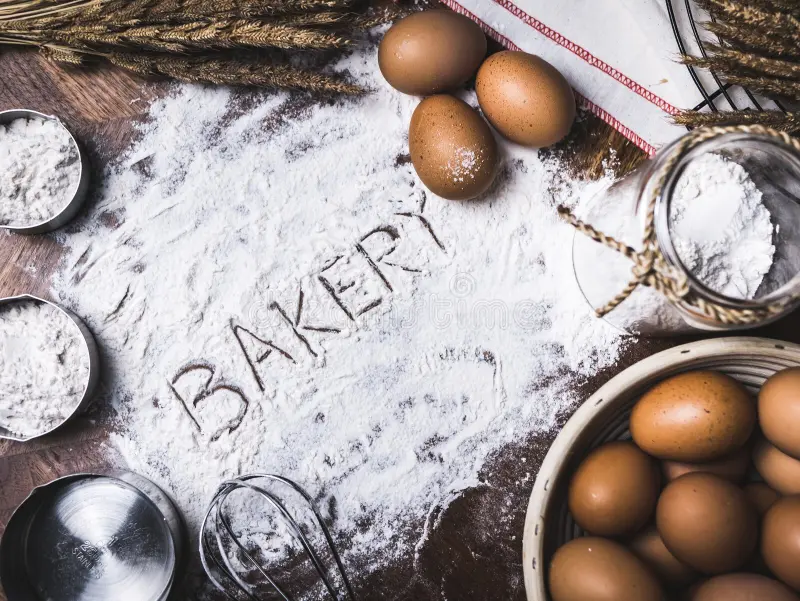 이미지 출처: AI 생성 이미지(콘텐츠 이해를 돕기 위한 시각 자료, 실제 인물을 특정하지 않은 AI 생성 이미지) 밀가루와 계란, 베이킹 도구가 준비된 제과 작업대 모습으로 제과산업기사 실습 과정에서 사용되는 기본 재료와 제과 작업 환경을 보여주는 이미지입니다.