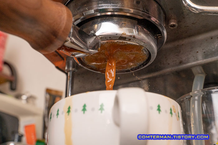 바텀리스 포타필터 물총현상