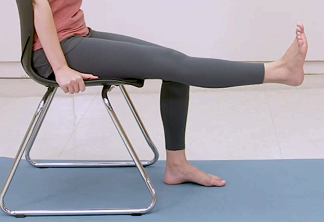 의자 발목 교차 운동 이미지사진