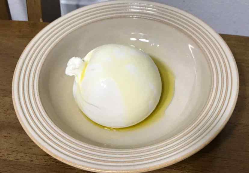 델리지오사 부라타에 올리브오일 뿌린 것