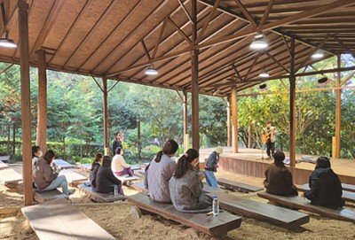 마음건강치유센터에서 버스킹하는 장면