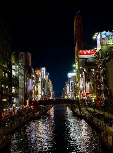 도톤보리의 야경, 사람들이 많고 글리코상이 전시되어 있는 다리앞에는 사람들이 정말 더 많다. 반짝반짝 도시의 야경