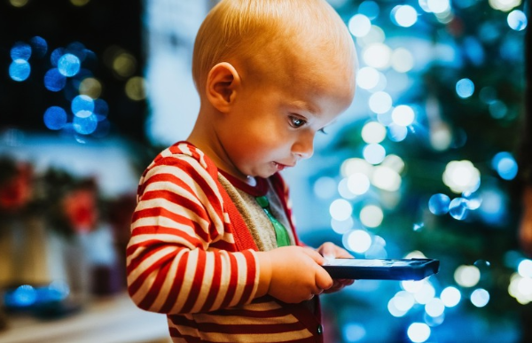 유아 스마트폰 중독 증상과 위험성 및 예방법 관련 사진