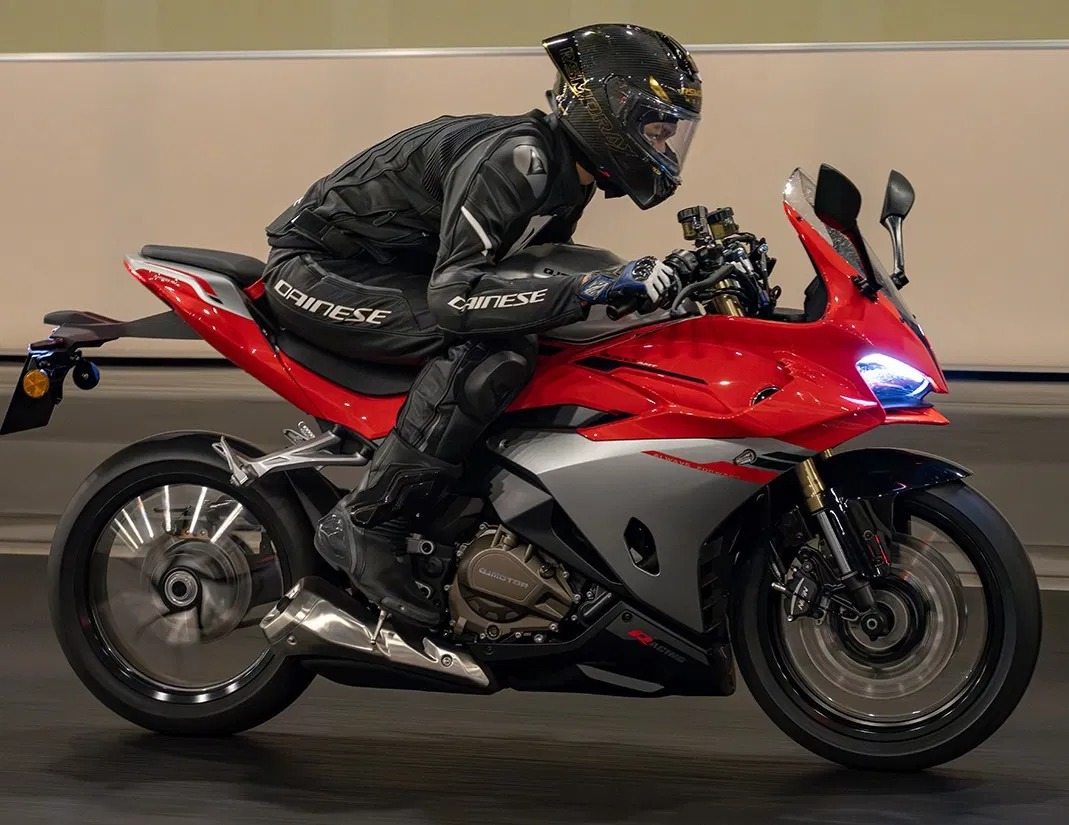 QJMotor SRK 500 RA 출시 – 스포티한 풀페어드 바이크, 자동 변속기 탑재