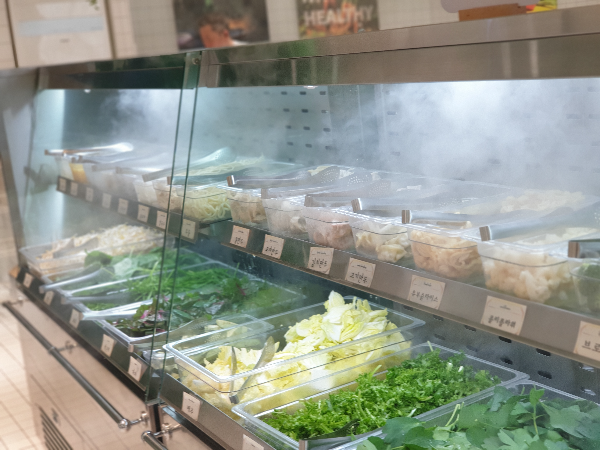 각종 야채들이 2열로 놓여있다. 각 야채들마다 집게가 놓여있다.