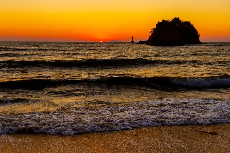 태안 안면도 꽃지해변 일몰에서 체감하는 수평선의 빛과 해가 남기는 정적의 서사