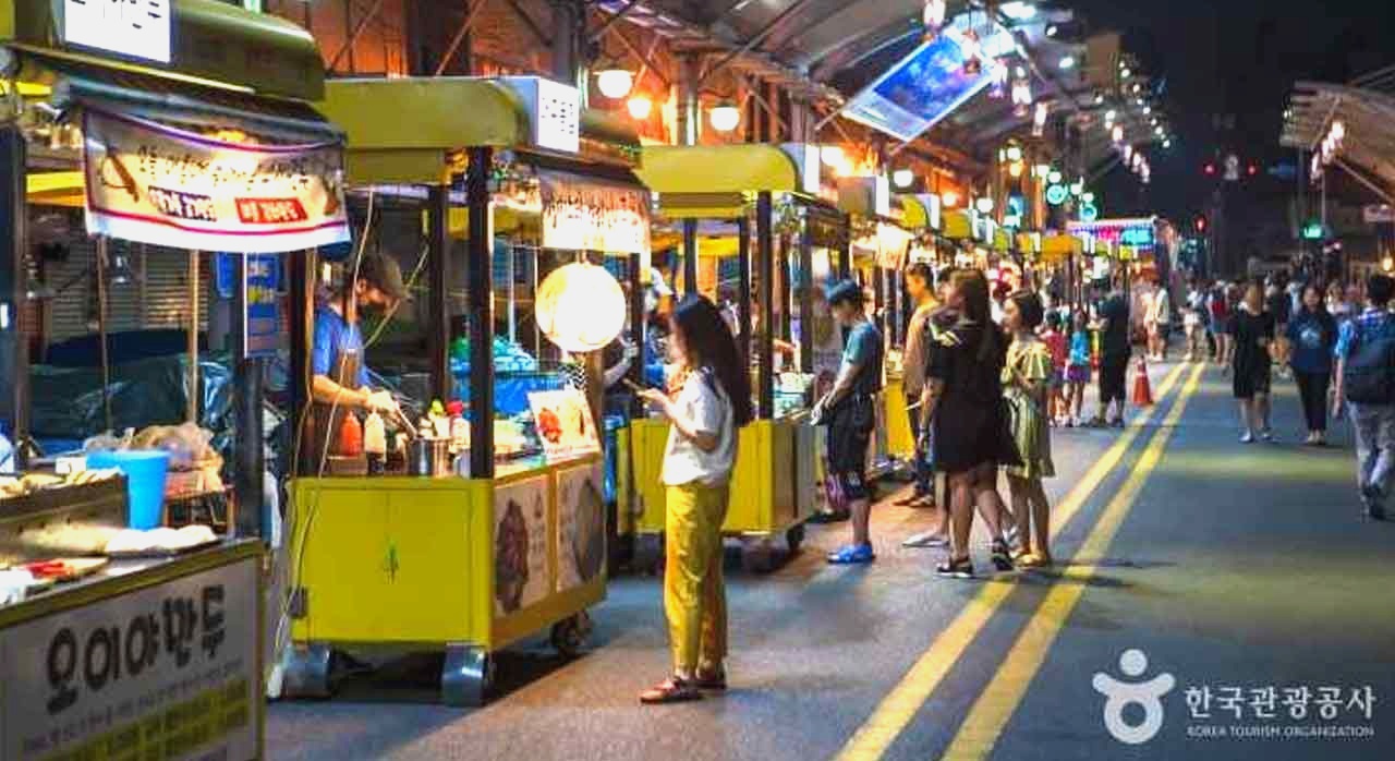다양한 먹거리를 즐길 수 있는 서문야시장의 전경. [ⓒ한국관광 콘텐츠랩-한국관광공사 김지호]