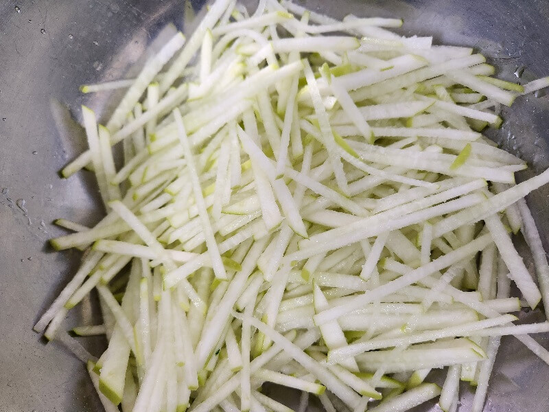 무채에 설탕&amp;#44; 식초 간하기
