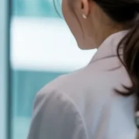 쌍꺼풀 수술 이미지 - 쌍꺼풀 수술 상담을 받고 있는 사람