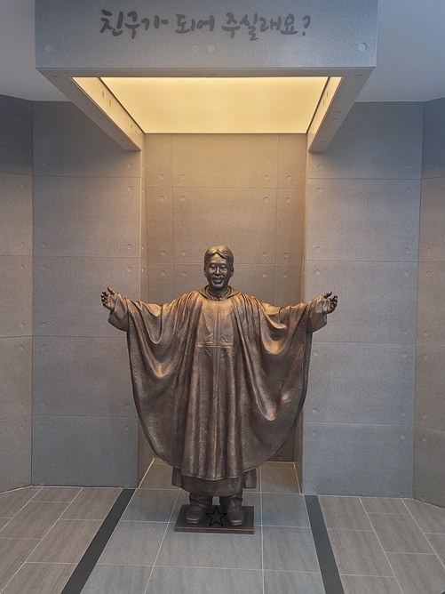 이태석 신부 동상 사진