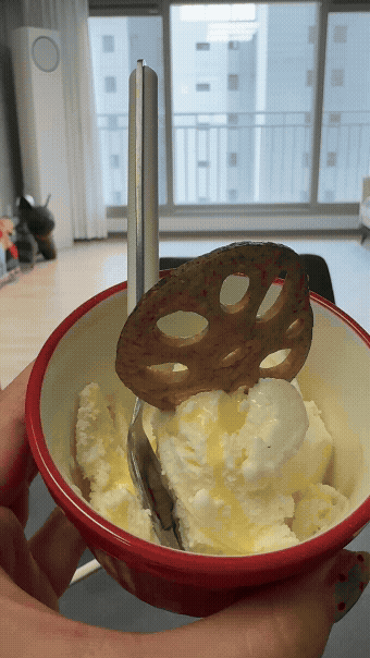 투게더로 만든 트러플 솔트 아이스크림에 연근칩 하나를 꽂아 올린 디저트, 연근칩 아이스크림 토핑 활용