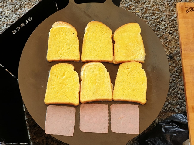 계란물 입힌 식빵과 샌드위치용 햄