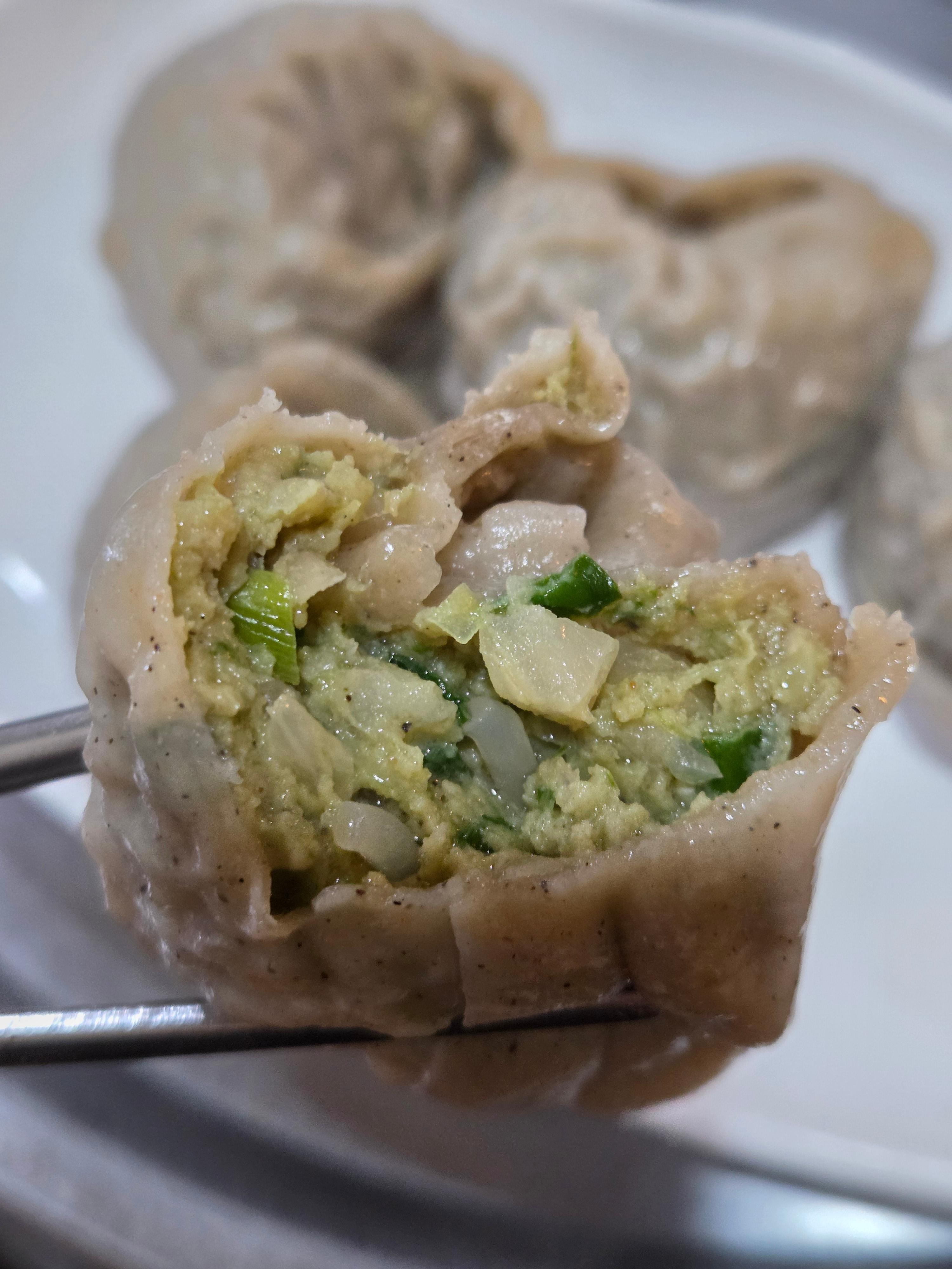 메밀왕만두 속 단면 – 두부, 부추, 양파, 당면이 가득 들어간 만두소