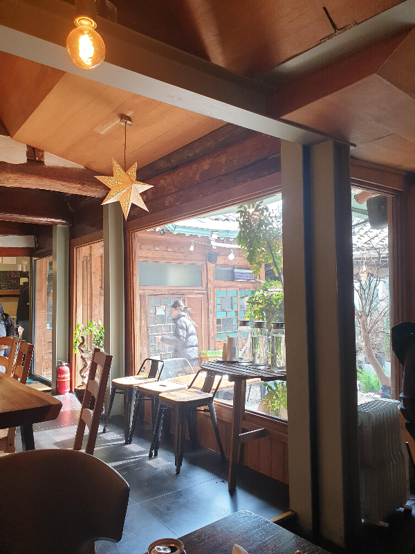 나무 천장과 H빔으로 세워진 보와 기둥 때문에 한옥과 가건물을 함께 보는 듯하다.