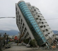 건물이-무너져-기울어져있는-모습