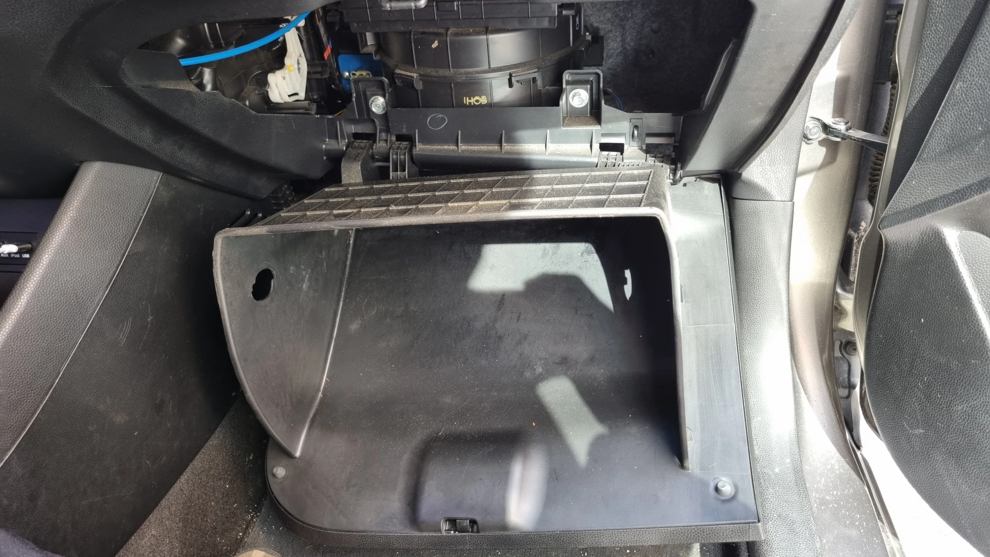 글로브박스 내린 모습