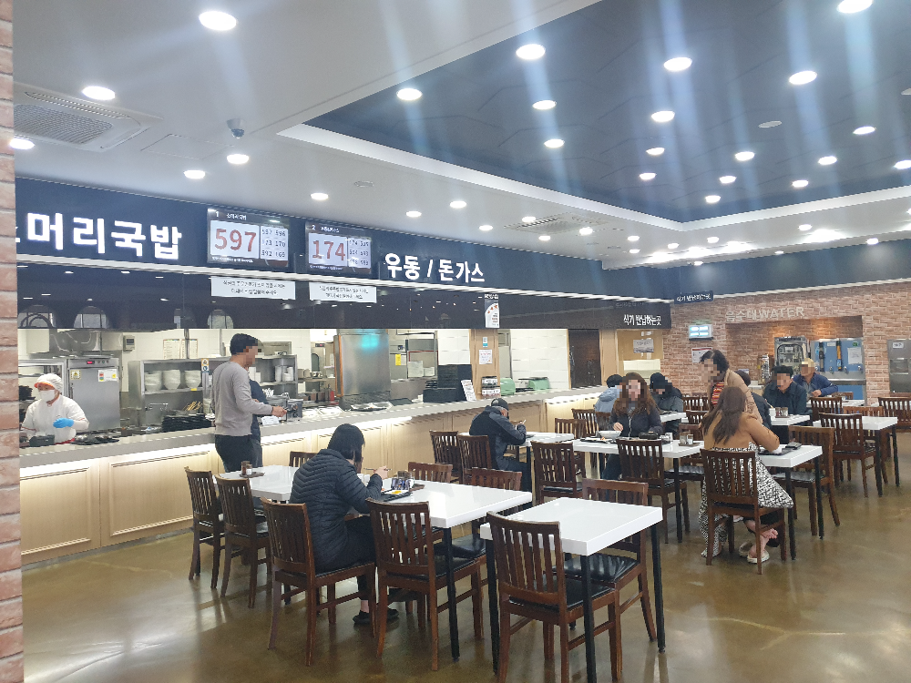 국밥과 우동 그리고 돈가스를 파는 식당 내부. 좌석이 꽤나 남아있다.