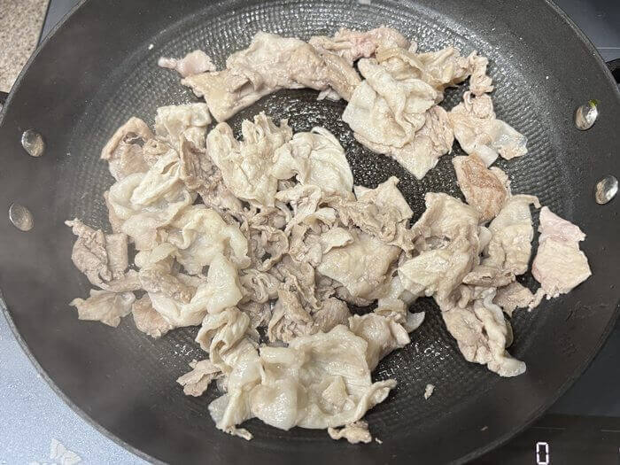 팬에 구워지고 있는 돼지고기
