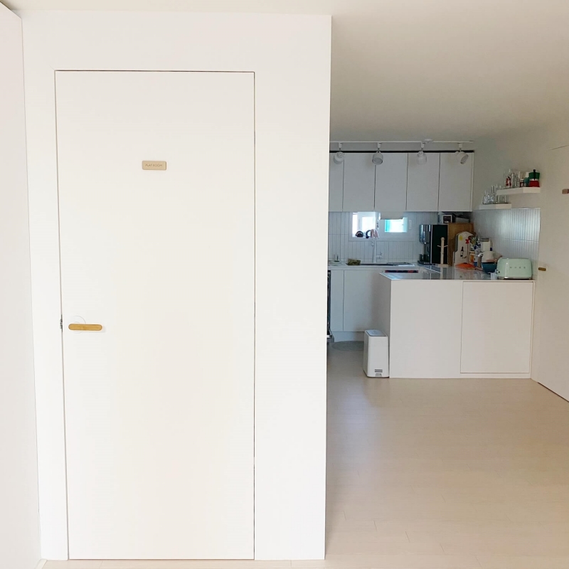 히든도어로-구성된-방문과-무몰딩-무걸레받이로 인테리어한-집-실내