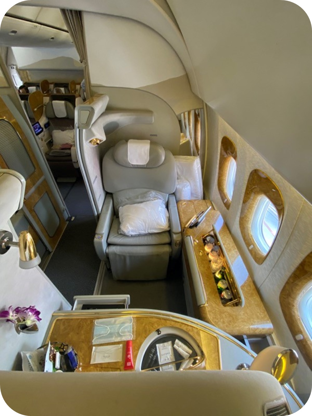 에미레이트-항공-b777-기종-일등석-좌석-햇살-창문-쿠션-사진