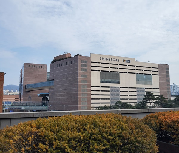 죽전역 신시계백화점 전경